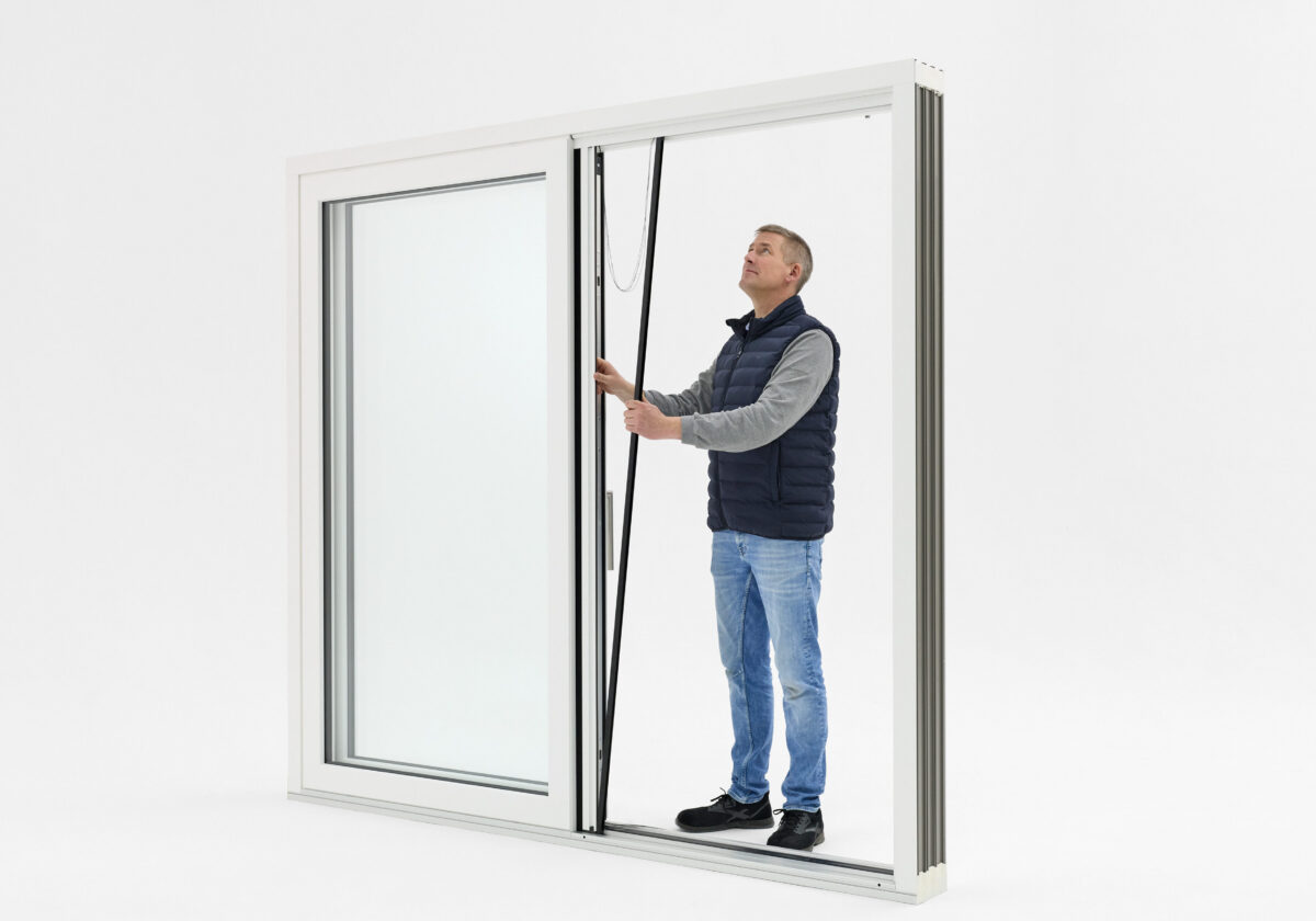 Schritt 3 der Montage des InScreen: Lösen des Profils von der Griffleiste