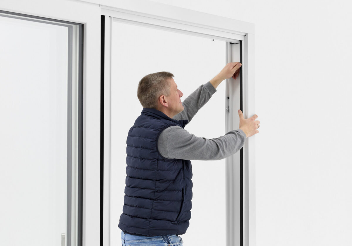 Schritt 4 der Montage des InScreen: Einclipsen der Plisseekassette in Clipsaufnahmen der Zarge